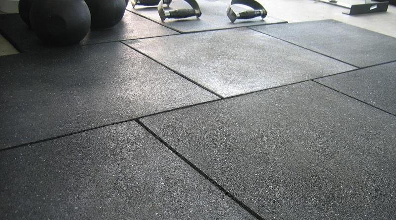 Black rubber tiles flooring in a gym.